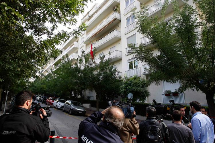 Brevfrygt. Medierne har taget opstilling foran den schweziske ambassade i Athen, hvor en brevbombe gik af tidligere i dag. 