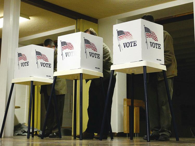 Straf. Valgstederne er åbne i USA; hvor folk er i gang emd at give Obama en lærestreg. 