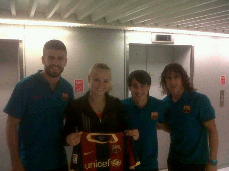 stjernemøde. Gerard Pigue, Caroline Wozniacki, Bojan Krkic og Carles Puyol under dagens foto-session på hotellet i København. Foto fra Twitter. 