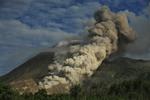 Skydække. Vulkanen Merapi i Indonesien har siden sidste mandags store udbrud spyet glødende lava i vejret ti gange. Forskere kalder det en maraton. 