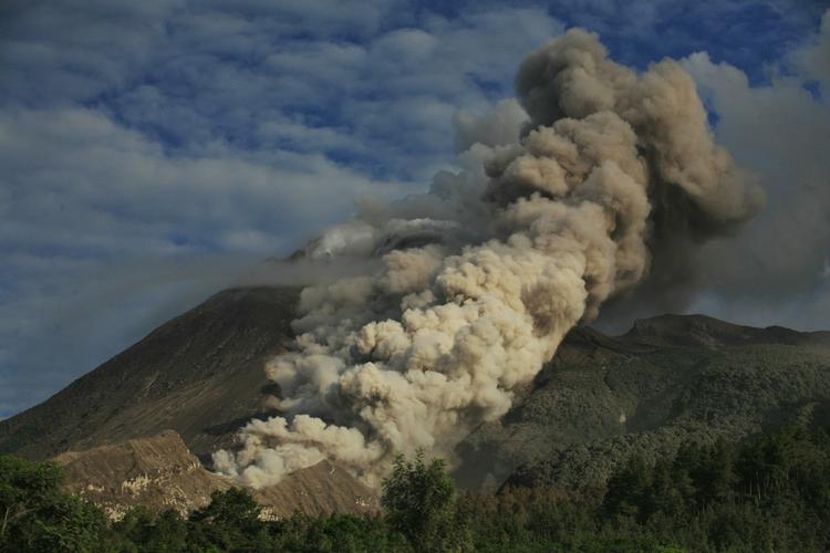 Skydække. Vulkanen Merapi i Indonesien har siden sidste mandags store udbrud spyet glødende lava i vejret ti gange. Forskere kalder det en maraton. 