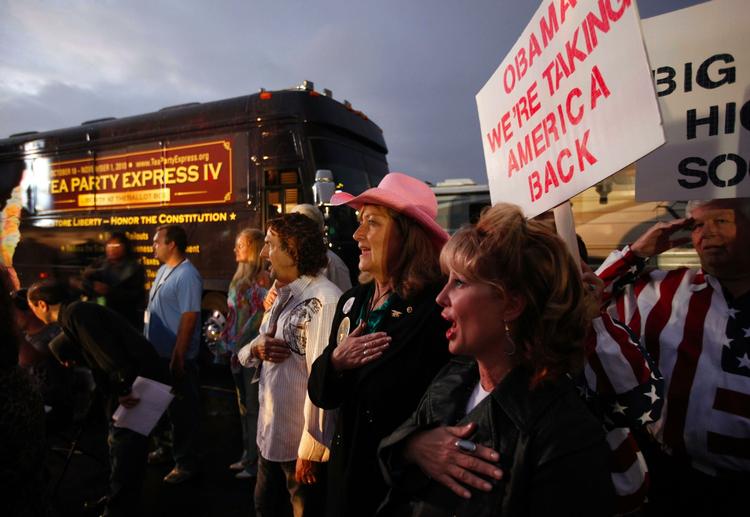 Provoer. Aktivister fra Tea Party Express har booket plads på samme hotel som demokraten Harry Reid i Las Vegas. 