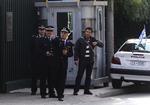 Eksplosion. Græsk politi undersøger gerningsstedet ved den russiske ambassade. 