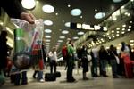 Kø. Sikkerhedskontrollerne giver store problemer i lufthavnene og flyselskaberne sår nu tvivl om kontrollerne virker. 