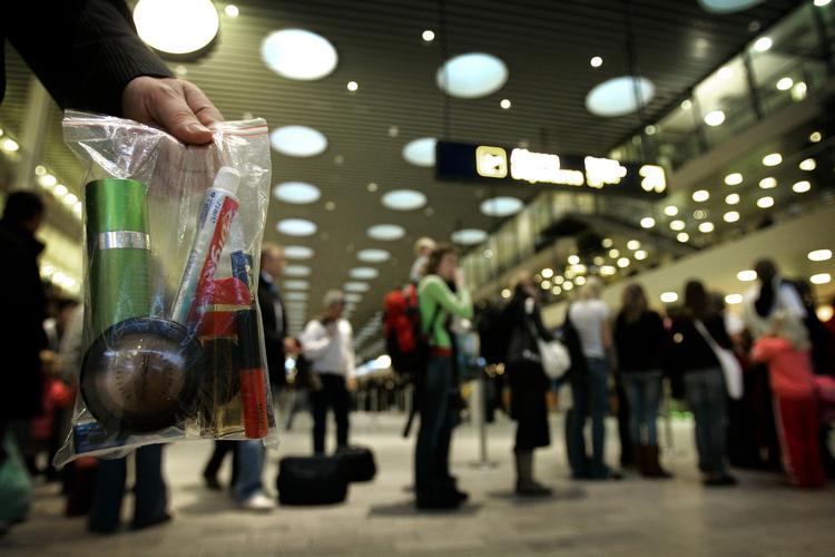 Kø. Sikkerhedskontrollerne giver store problemer i lufthavnene og flyselskaberne sår nu tvivl om kontrollerne virker. 