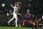 nærkampe. Carles Puyol og Barca-spillerne slog sig på FCK'erne. Her er han i karambolage med målscorer  Claudemir. 