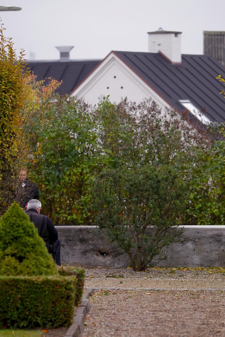 Raketmål. Panserværnsraket var rettet mod dette hus i Nørresundby, men ramte en foranliggende kirkegårdsmur. 