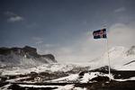 Aske. Endnu er himlen blå over Island, men nu truer et nyt vulkanudbrud og dermed kan himlen over Island igen blive fyldt med aske. 