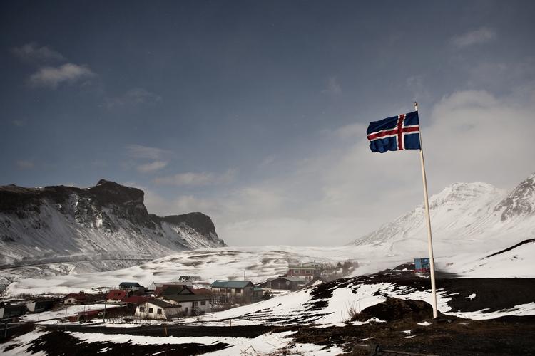 Aske. Endnu er himlen blå over Island, men nu truer et nyt vulkanudbrud og dermed kan himlen over Island igen blive fyldt med aske. 