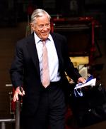 Hemmelig. Redaktør Ben Bradlee på vej ud af Washington Post-bygningen.  I mange år var det kun Bradlee og journalisterne Woodward og Bernstein, der kendte navnet på 'Deep Throat', Mark Felt. 