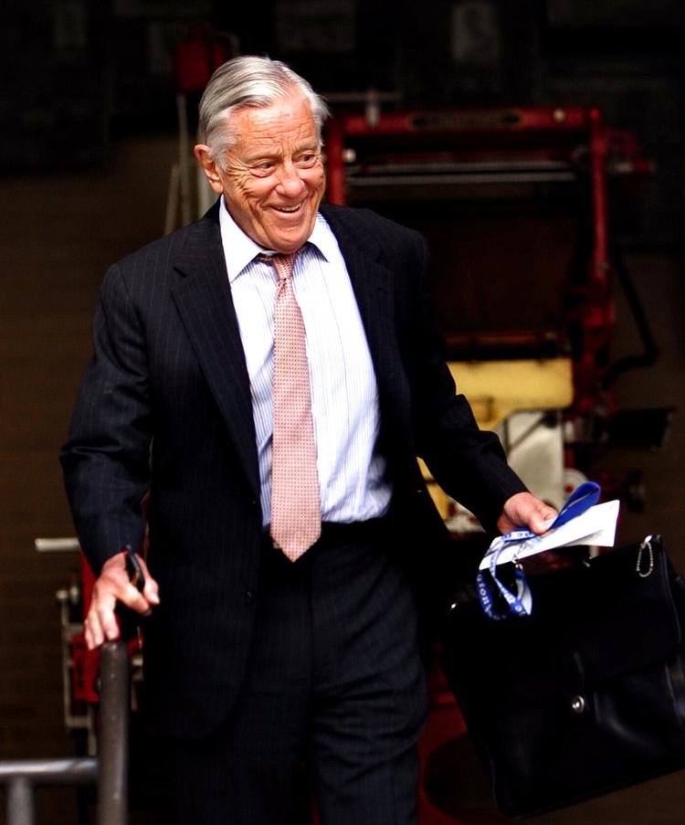 Hemmelig. Redaktør Ben Bradlee på vej ud af Washington Post-bygningen.  I mange år var det kun Bradlee og journalisterne Woodward og Bernstein, der kendte navnet på 'Deep Throat', Mark Felt. 