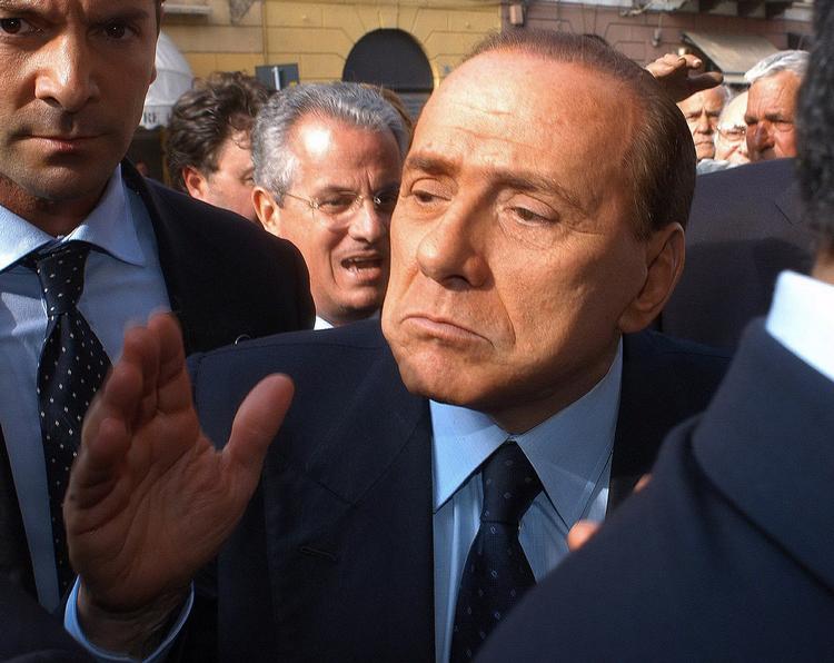 BOSS. Silvio Berlusconi har i flere omgange været regeringschef. Han er især kendt for sit ejerskab af flere store medier og fodboldklubben A.C. Milan. 