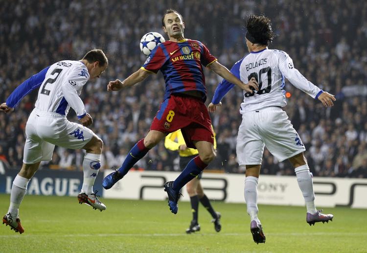 Intenst. Iniesta prøvede og fik da også tryllet et par gange, men FCK fik generelt holdt alle Barcelonas stjerner nede. Og seerne slubrede det i sig. 