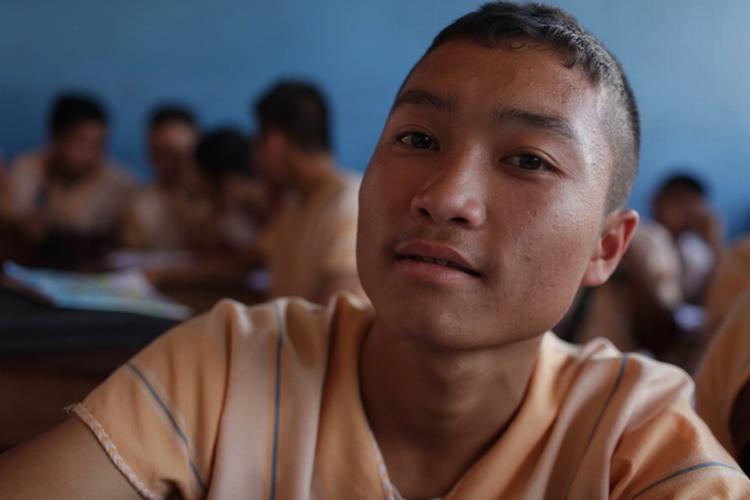 Dagsværk. Burmesisk dreng i et klasseværelse på kostskole i Thailand. Operation Dagsværk samler i år ind til uddannelse for burmesiske flygtninge. 