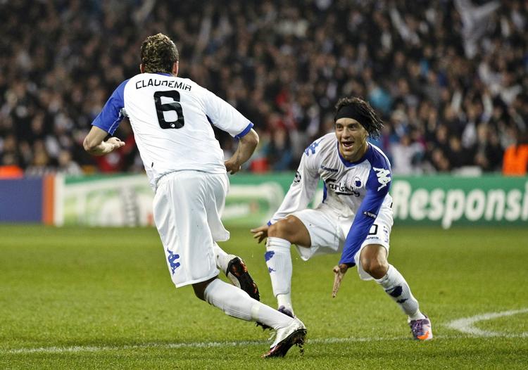 udligning. Christian Bolanos hylder Claudemir efter 1-1-målet i det 32. minut. 