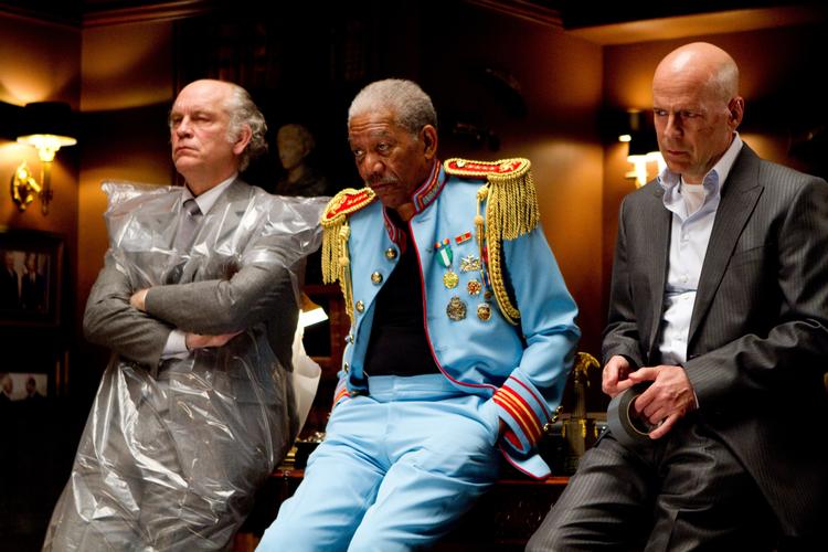 Morgan Freeman (midten) og Bruce Willis er gode som gale gamle mænd, men John Malkovich er det helt store scoop i en utraditionel, underholdende actionfilm, hvor vilje, attitude og humor kompenserer for de gigtramte knogler. Foto: Nordisk Film 