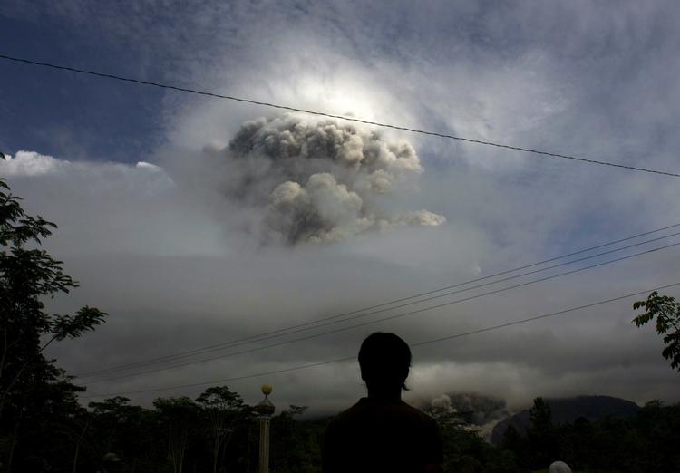 Vulkanen Merapi er stadig aktiv, og det vil den formentlig fortsætte med at være i flere uger frem, spår eksperter. 