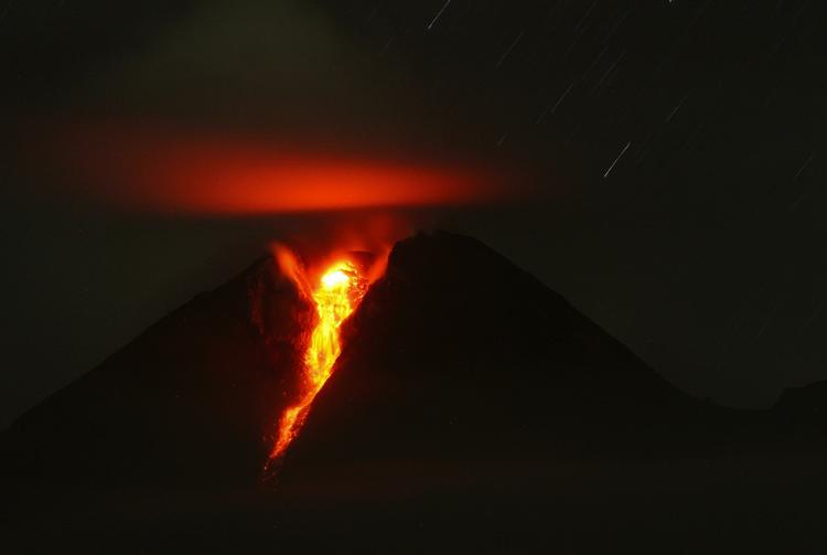 Vulkanen Merapi i Indonesien, der betegnes som landets farligste, spytter stadig lava. 