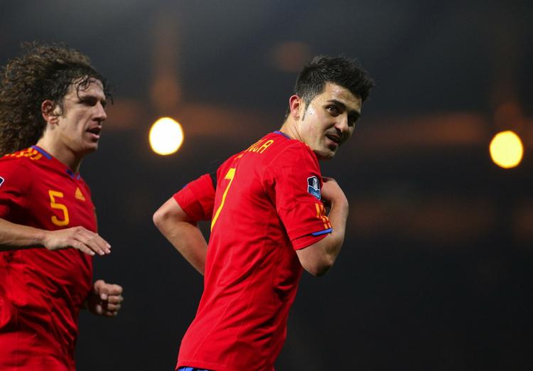 tangering. David Villa scorede på straffe mod Skotland og er dermed helt oppe på siden af Rauls scoringsrekord. 