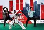 duel. Tiger Woods (tv.) og Lee Westwood varmer op til turneringen HSBC Championship i Shanghai med lidt kampsport assisteret af en kinesisk mester i den ædle sværdsport. Foto: Andy Wong/AP 