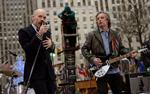 Temposkifte. Sanger Michael Stipe (t.v.) og guitarist Peter Buck udgør to tredjedele af R.E.M. Gruppens tredje medlem, bassist Mike Mills, afslører detaljer om det kommende album, der bliver mere varieret end det forrige. Arkivfoto. 