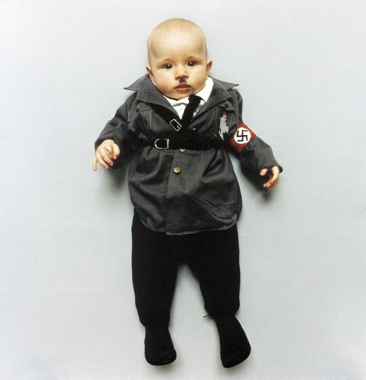 Skræk. Det var kedsomhed efter datteren Faustinas (billedet) fødsel, der fik Nina Maria Kleivan til finde kostumer fra rædselskabinettet frem. Her ses Faustina som Hitler. 