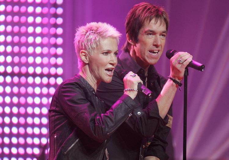 Piv. Vi bliver alle ældre og således også Roxette. Sangerinden Marie Fredriksson har bare også mistet sin stemme med alderdommen, mener i hvert fald de danske anmeldere. Men det blæser hun på. Nu tager svenskerne på turne verden rundt. Her er det fra en optræden i Hamborg i 2006 til ungdomsbladet 'Bravo's 50 års jubilæum. 