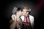 Kys. En horde af homoseksuelle spaniere har tænkt sig at kysse for øjnene af Paven i foragt over den katolske kirkes holdning til homoseksuelle. 