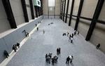 avantgarde. Ai Wei Wei kaldes ofte »den kinesiske Andy Warhol«. Her har han spredt intet mindre end 100 millioner porcelæns-solsikkefrø ud over Tate Moderns 3.400 kvadratmeter gulv. 