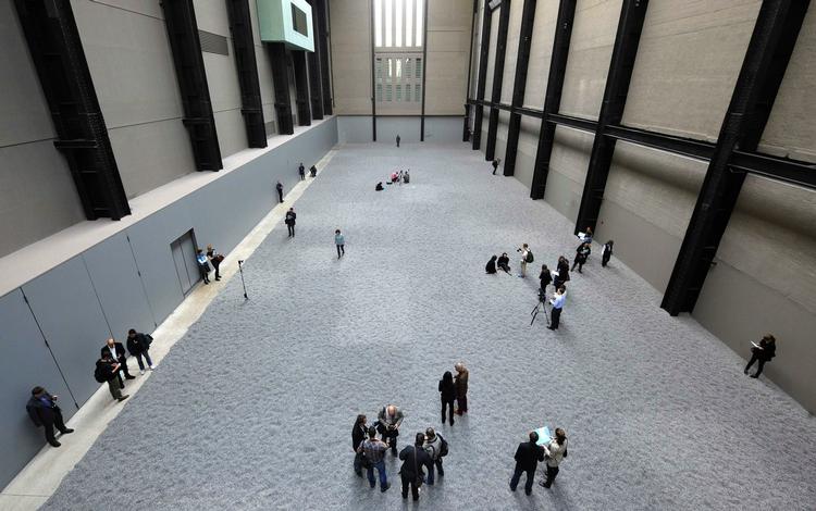 avantgarde. Ai Wei Wei kaldes ofte »den kinesiske Andy Warhol«. Her har han spredt intet mindre end 100 millioner porcelæns-solsikkefrø ud over Tate Moderns 3.400 kvadratmeter gulv. 