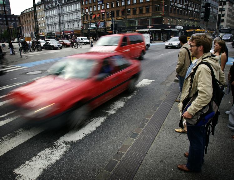 Trængsel. Der bliver kørt for stærkt i København. Nu vil politikerne have stærekasser op og farten ned. Arkivfoto. 