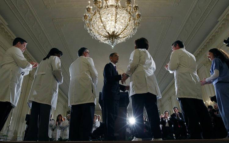 LOVARBEJDE. Præsident Obama under møde med læger og sundhedseksperter op til sundhedsreformens fremlæggelse. Arkivfoto. 