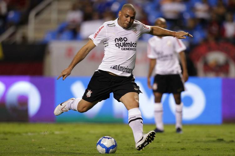 fodboldpension. Ronaldo er ikke helt så lynende hurtig, som han var i de unge år for PSV, Inter og Barcelona. Men han har fortsat næse for mål. Her scorer han mod Flamengo i en kamp i sidste uge. Arkivfoto. 