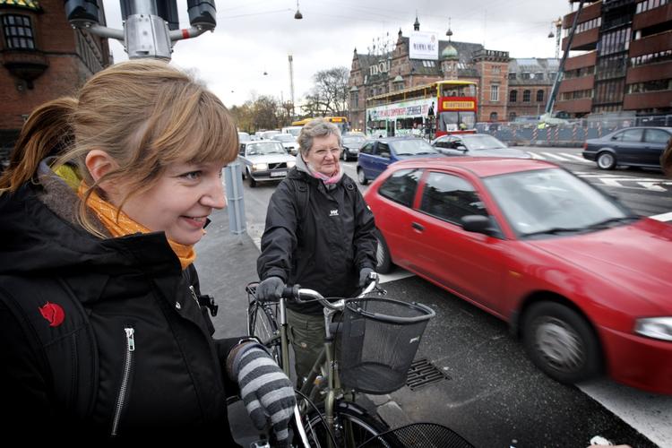Tryghed. Stærekasser vil få bilisterne til at sænke farten i København, mener Ditte (i forgrunden) og Birgit Ekdahl. 