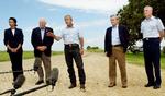2004. George W. Bush besvarer spørgsmål fra pressen om Irakkrigen. Foran ranchen i Texas er han flankeret af de centrale rådgivere Condoleezza Rice, Dick Cheney, Donald Rumsfeld og Richard Myers. I en ny erindringsbog nægter han at undskylde beslutningen om at invadere Irak og afsætte Saddam. Arkivfoto: Pablo Martinez Monsivais/AP 