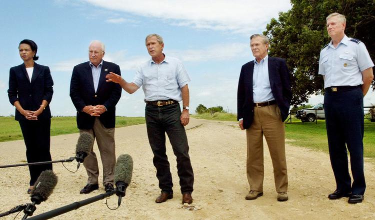 2004. George W. Bush besvarer spørgsmål fra pressen om Irakkrigen. Foran ranchen i Texas er han flankeret af de centrale rådgivere Condoleezza Rice, Dick Cheney, Donald Rumsfeld og Richard Myers. I en ny erindringsbog nægter han at undskylde beslutningen om at invadere Irak og afsætte Saddam. Arkivfoto: Pablo Martinez Monsivais/AP 