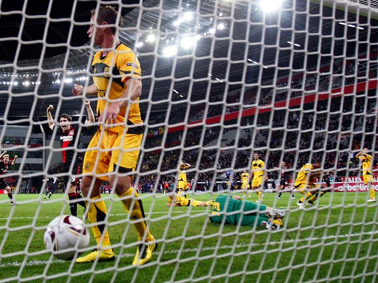 tophold. Leverkusens Patrick Helmes jubler over tyskernes afgørende scoring i kampen mod Aris Thessaloniki. 