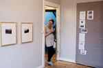 Hjemme hos Line. Galleriet L.E.L Presents ligger i et rum i Line Elmstrøm Lund og hendes kærestes lejlighed. Hun blev færdig fra Det Fynske Kunstakademi i sommer. 