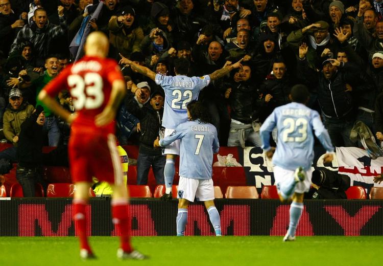fejl. Et dårligt timet hovedstød af Liverpools Christian Poulsen satte et Napoli-friløb i gang til italienernes scoring. 