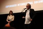 Instruktøren Jørgen Leth fik en varm modtagelse til åbningsgalla for Cph:Dox. Og er selv stolt af sin film, Det erotiske menneske'. Publikum var dog noget tilbageholdende med rosen. 