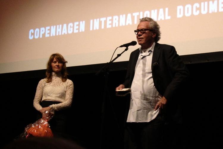 Instruktøren Jørgen Leth fik en varm modtagelse til åbningsgalla for Cph:Dox. Og er selv stolt af sin film, Det erotiske menneske'. Publikum var dog noget tilbageholdende med rosen. 