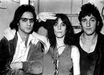 Bruce Springsteen (til højre) fandt den selv for »kommerciel«, men heldigvis havde Patti Smith (i midten) intet imod at indspille sangen 'Because the Night', som blev hendes største hit. Foto fra film 