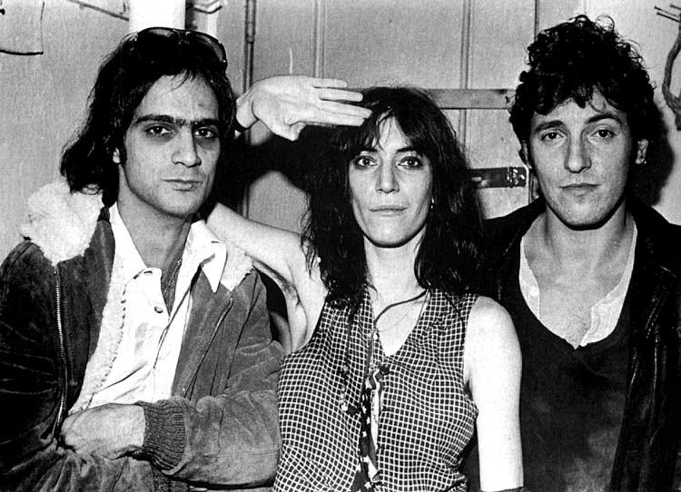 Bruce Springsteen (til højre) fandt den selv for »kommerciel«, men heldigvis havde Patti Smith (i midten) intet imod at indspille sangen 'Because the Night', som blev hendes største hit. Foto fra film 