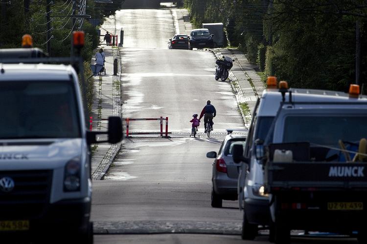 Privatisering. Kommuner kritiseres for at tørre vedligeholdelsen af veje over på private. Lyngby-Taarbæk har privatiseret 23 kilometer vej kort før lovindgreb. 