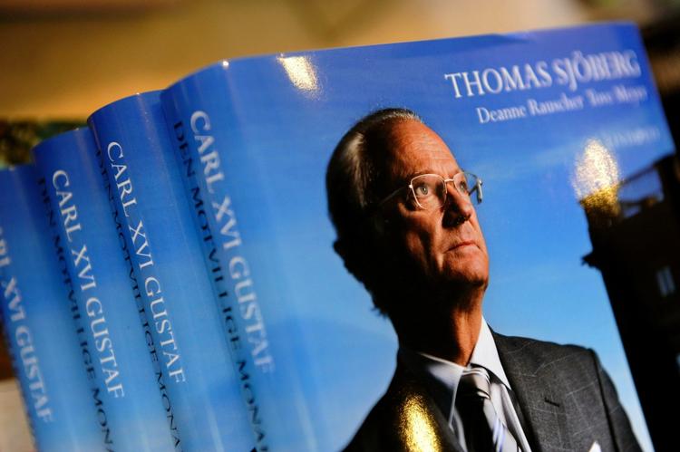 Skandale. Bogen 'Carl XVI Gustaf - den motvillige monarken' tegner et billede af en svensk konge, der gentagne gange har været sin kone, dronning Silvia, utro. Det svenske hof har valgt ikke at reagere på omtalen. 