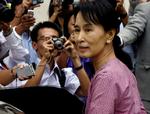 Alene. Aung San Suu Kyi valgte familen fra for at kæmpe for demokrati i Burma. 