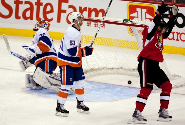 danskermøde. Ottawa Senators' Peter Regin (th) jubler over et af holdets scoringer, mens Frans Nielsen (midt) ikke er helt så begejstret som landsmanden. 