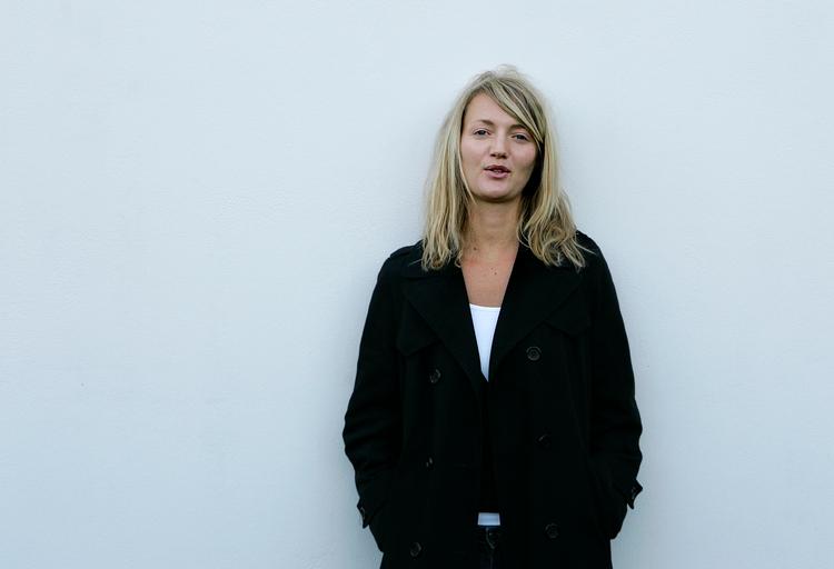 Eva Mulvad. Født i 1972. Har vundet priser på den vigtige dokumentarfestival IDFA og på Sundance-festivalen med 'Vores Lykkes fjender' fra 2006. 'The Good Life' fra 2010 er udtaget til hovedkonkurrencen på dette års IDFA. 