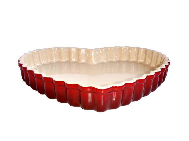 Fransk romantisk. Dette fad franske Le Creuset har rød glasur på ydersiden og tåler både ovn, fryser og opvaskemaskine. Pris: 299,95 kroner. 