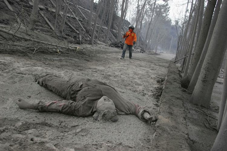 offer. Vulkanen Merapi kræver sine ofre. Mindst 122 mennesker er omkommet, og myndighederne frygter, at dødstallet kan stige endnu mere. Mange af ofrene er omkommet, da de forsgøte at komme væk fra deres huse. De er angiveligt omkommet på grund af den enorme varme fra gasskyer. 